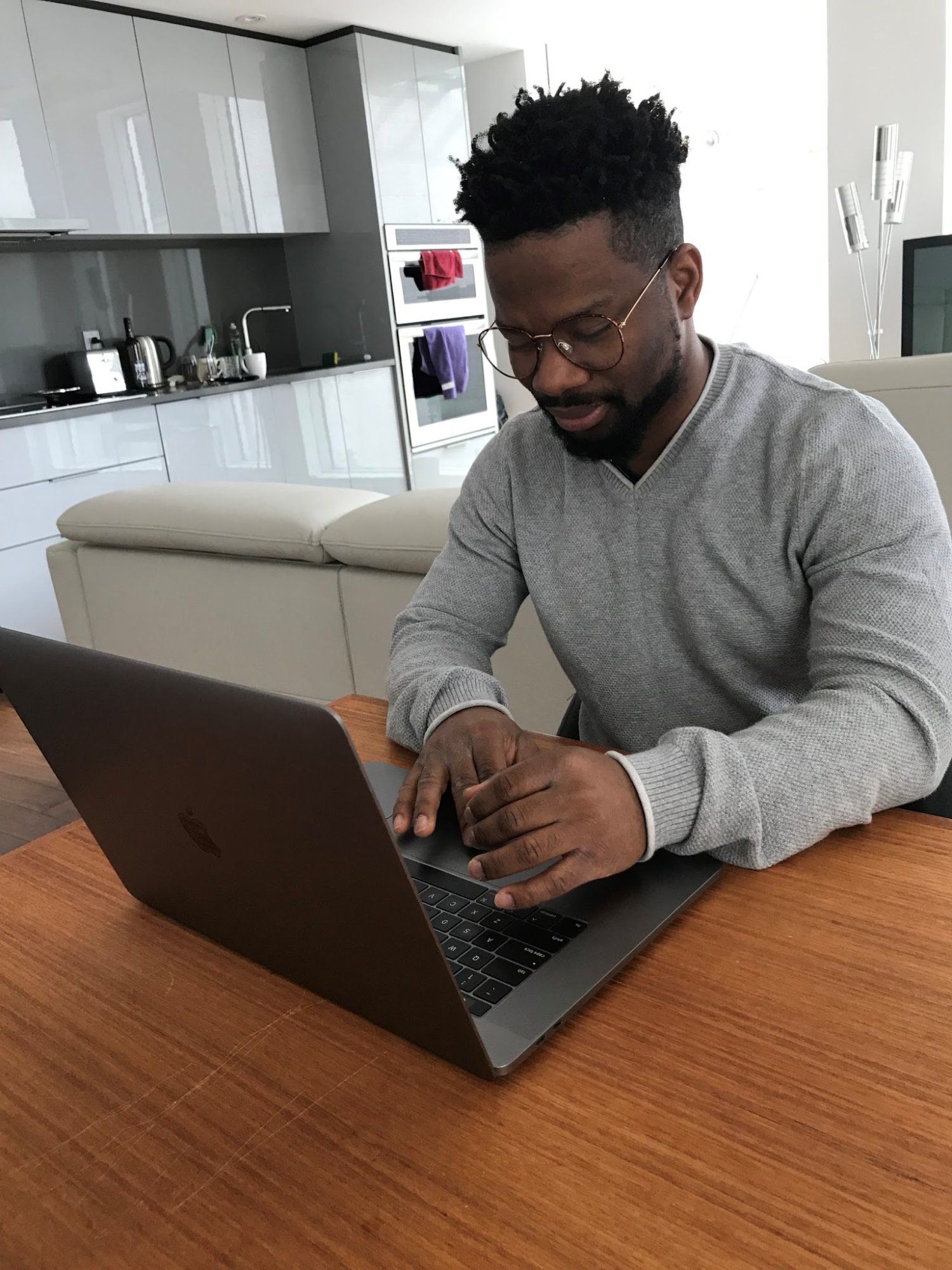 Akambi — Fondateur Réussir à l'Étranger